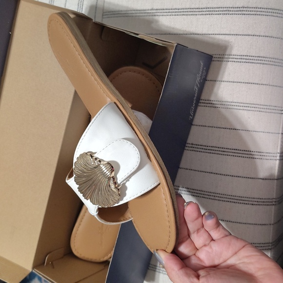 New Universal Thread Nesryn Gold Seashell Accent Sandals In White Size Women's 9 - Picture 6 of 8